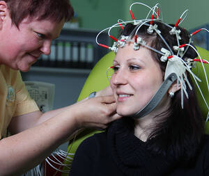 Elektroenzephalografie (EEG) Elektroenzephalografie (EEG)